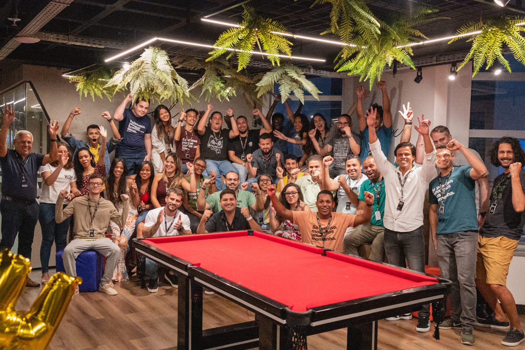 Time Horizon reunido em ambiente de escritório